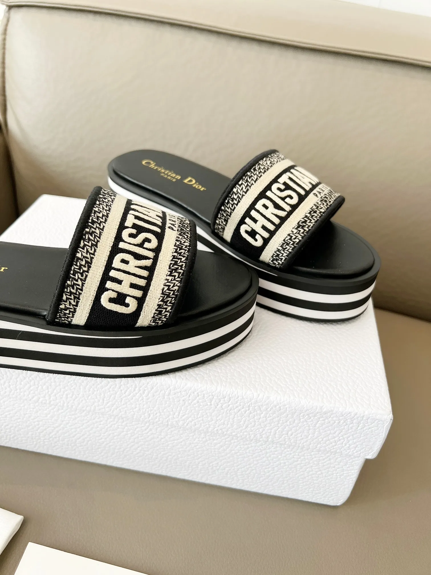 👟👟Ex-factory price 460👟👟 Dior's new spring and summer IVIETA DWAY jelly-colored flat-soled one-slip women's shoes with CD letter logo three-dimensional embroidery thick-soled round-toe open-toe slippers. The original version is developed to be the top version on the market. It feels soft and delicate on the feet and is extremely comfortable. Material: Upper imported raffia electric embroidery high-temperature water-soluble cotton technical fabric + water-dyed cowhide foot lining + original consistent combination outsole Outsole: original outsole Size: 35-42 (40.41.42 custom-made, non-refundable and non-exchangeable)
